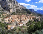 Vue sur le charmant village de Moustier