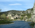 Le village de Vog sur les rives de l'Ardche