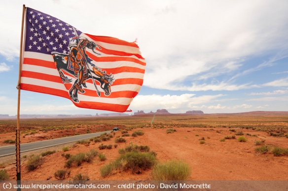 Le drapeau des Etats-Unis devient Indien à Monument Valley 