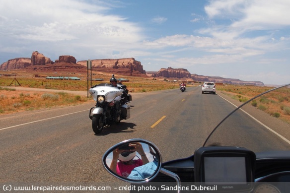 Route 163 et motards à Monument Valley 