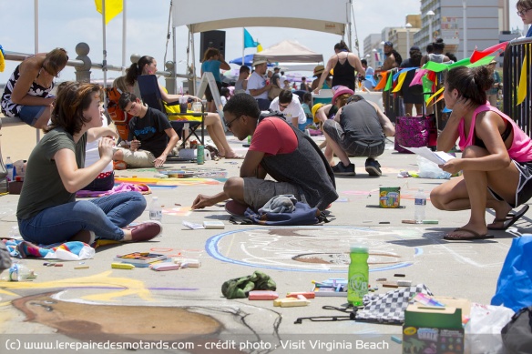 Dessins à la craie sur la promenade du front de mer