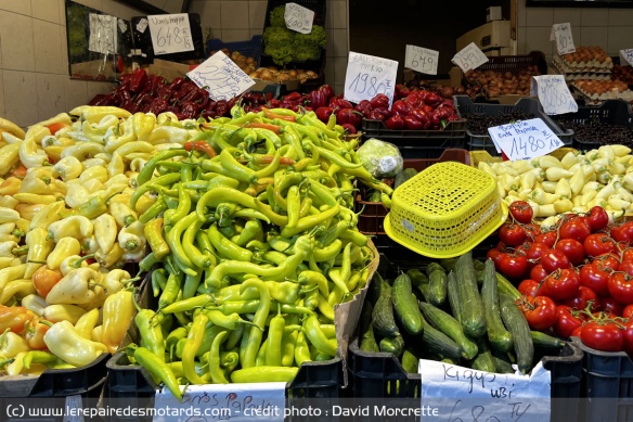 Le paprika (piment,poivron...) est le légume local et accompagne les plats en sauce