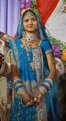 Abondance de bijoux sur une jeune mariée