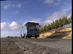 Jordanie : Bus sur une route gravillonnée 