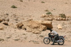 Motard dans le désert en Jordanie