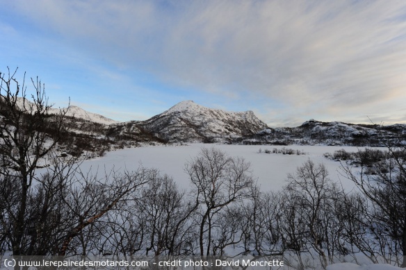 Lac de montagne aux îles Lofoten