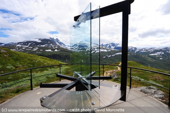 Nedre Oscarshaug : vue sur les montagnes de Sognefjellet avec un télescope