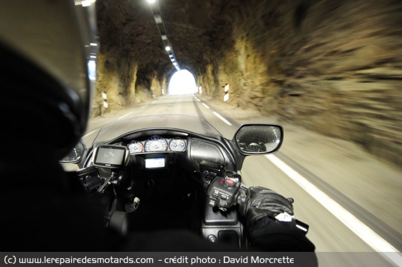 Tunnel sur la route en Norvège