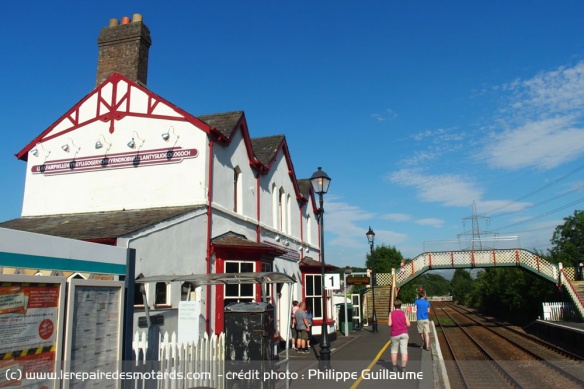 La gare de Llanfairpwllgwyngyllgogerychwyrndrobwllllantysiliogogogoch, village au nom le plus long