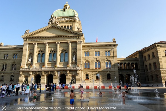 Le Palais Fédéral, siège du gouvernement suisse à Berne avec ses 26 jets d'eau représentant chacun un canton