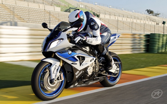 La BMW HP4 à l'attaque sur le circuit de Jerez